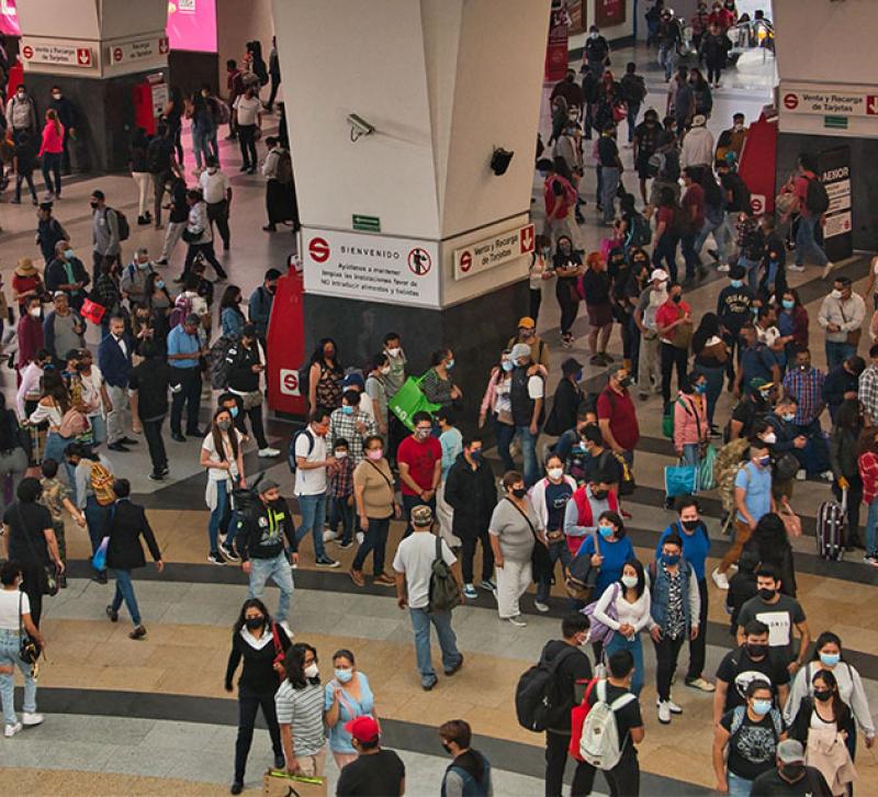 Crowds in a Mexican station wearing facemasks during the Covid-19 pandemic