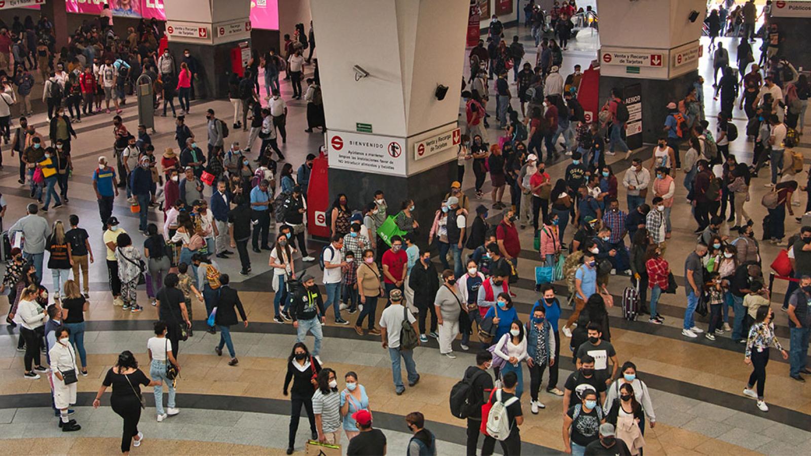 Crowds in a Mexican station wearing facemasks during the Covid-19 pandemic